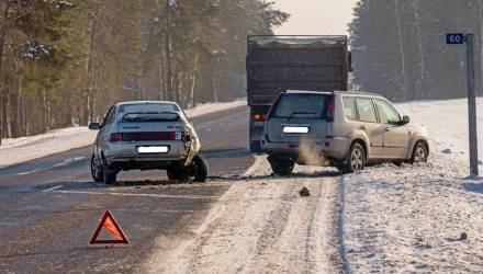 Под Светлогорском мужчина на ВАЗе встретил девушку-водителя Nissan, раскрутился волчком и подрезал крыло. Так и познакомились