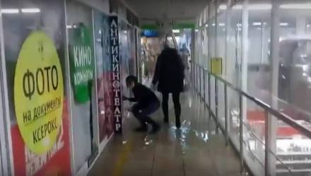 В Гомеле затопило "Евроопт". Со второго этажа вода текла на первый – видео