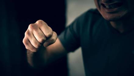 Пьяный белорус напал на вахтёршу, потому что она показалась ему «достойным противником для кулачного сражения»