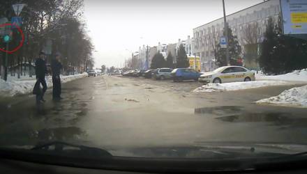 Спорная ситуация. В Речице оштрафовали водителя, который не пропустил пешеходов, идущих на свой "красный"