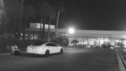 Началось. Tesla на автопилоте задавила робота — видео