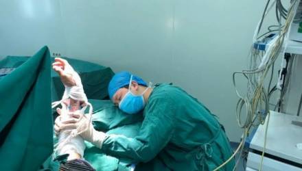 Хирург провёл 6 операций и уснул прямо у стола, держа пациента за пришитую руку