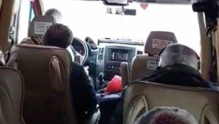 Страшно, когда водитель маршрутки на дорогу не смотрит. Видео на пути из Минска в Гомель