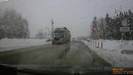 Опубликовано страшное видео, как поезд сносит фуру и летит на очевидцев