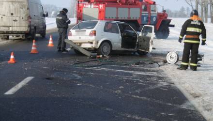 Смерть на гомельской трассе. Водитель-бесправник на VW Golf выехал на встречку, столкнулся с VW Passat и умер