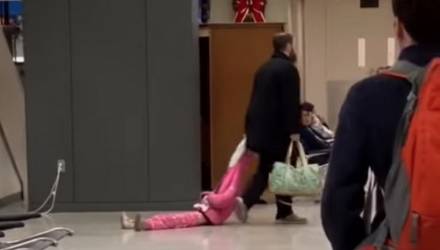 В — воспитание. Отец протащил дочку по аэропорту за капюшон (видео)