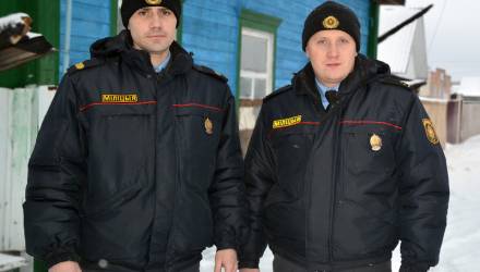 В Хойниках сотрудники милиции вытащили мужчину из горящего дома (видео)