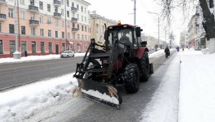 В Гомеле ежедневно на борьбу со снегом выходят свыше 50 машин и более 500 дворников