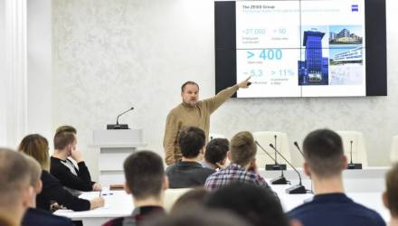 Парень из маленькой деревушки на Гомельщине стал успешным руководителем в одной из ведущих компаний мира