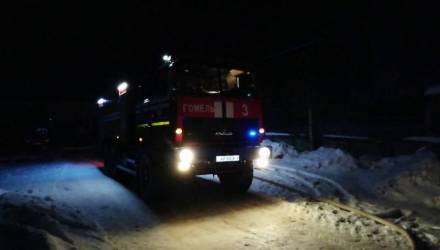 В Гомеле при самостоятельном тушении пожара в строительном вагончике у сторожа обгорели руки