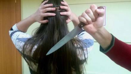 На Гомельщине мужчина после безуспешных попыток вернуть любовь зарезал бывшую одним ударом ножа
