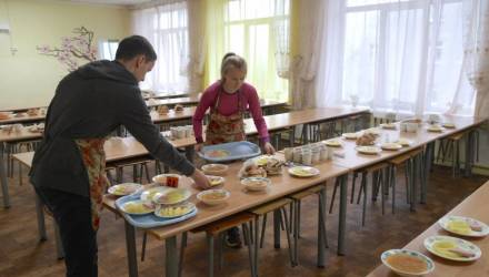 В Гомеле кто-то украл школьные обеды на $100 тысяч. Задержаны работники комбината, распределявшего продукты по столовым