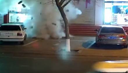 Видеофакт: маленький китаец взорвал канализацию
