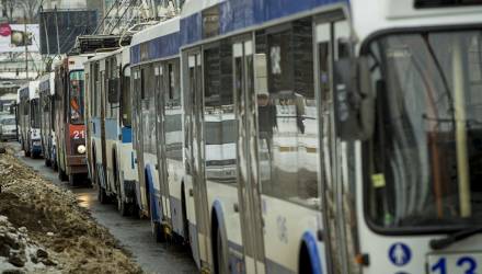 Сегодня на одной из центральных улиц Гомеля было нарушено движение троллейбусов, создалась пробка из машин