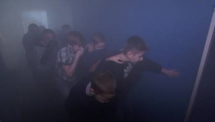 "В жилой комнате возгорание, видимость из-за дыма – почти нулевая". Под Гомелем 10 школьников пытались найти выход (видео)