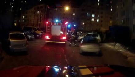 В Гомеле молодой человек спасался от огня на балконе. Из-за одного окурка пришлось эвакуировать 14 взрослых и 2 детей