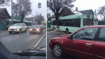 В Гомеле троллейбус врезался в дом. Судя по всему, причиной стал внедорожник Porsche