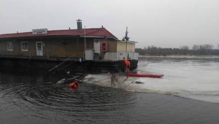 На Гомельщине унесло от берега бар с людьми. Потребовалась уникальная спасательная операция