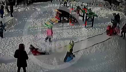Повисла на капюшоне. Девочка едва не погибла в детсаду (видео 18+)