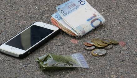 Гадость из-под полы. Почему торговцы насваем не уходят с гомельского рынка
