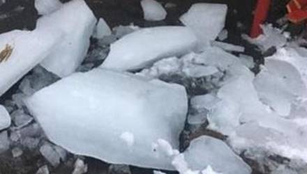 Упавшая с ТЦ глыба льда убила многодетную мать под Брянском