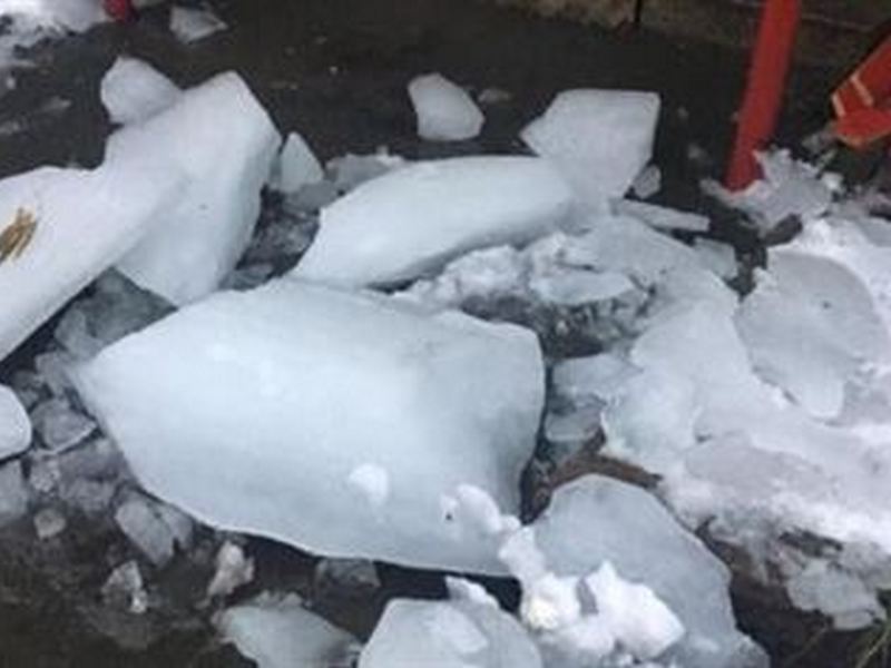 Упавшая с ТЦ глыба льда убила многодетную мать под Брянском