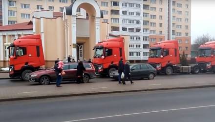 В белорусский ЗАГС приехал свадебный кортеж из тягачей (видео)