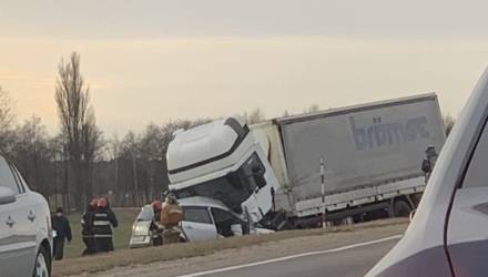 Страшное ДТП. На гомельской трассе Renault влетел под фуру – погиб человек (фото)