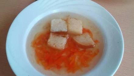 В школьной столовой Слонима детей кормят супом из морковки и хлеба – родители негодуют