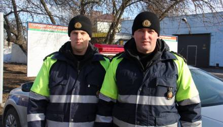 "Огромное спасибо!" В Гомеле сотрудники ГАИ помогли девушке поменять колесо