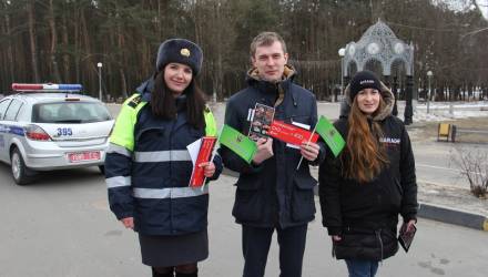 В Гомеле ГАИ поздравила водителей с Днём защитника Отечества и совместно с Красным Крестом научили оказывать первую помощь