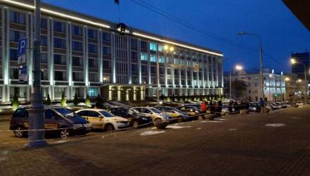 "Не хотите работать с нами, мы заберем у вас всё". В Гомеле таксисты выстроились напротив облисполкома, протестуя против компаний-агрегаторов