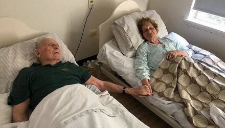 Прожившие вместе 70 лет супруги умерли в один день, держась за руки