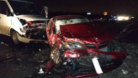 Под Гомелем водитель полного женщин Mercedes не уступил дорогу и протаранил Nissan