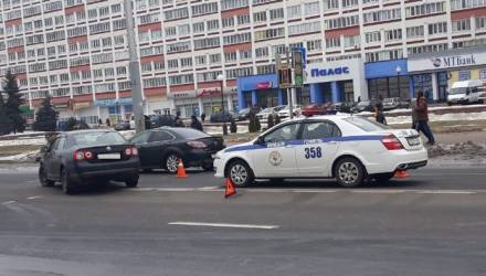 В Гомеле пенсионер неторопливо переходил дорогу на "зелёный". Спустя секунды его сбила девушка на VW