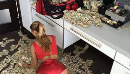 Из дома безработного гомельчанина неожиданно исчезло почти 10000 долларов