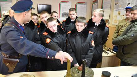 «Охрана» приоткрыла двери. Гомельским кадетам показали винтовку Мосина и пулемёт Дегтярёва