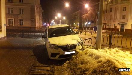 В Гомеле водителю такси стало плохо за рулём: авто протаранило забор