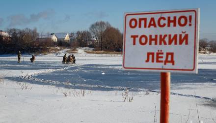 В Житковичском районе пятые сутки ищут провалившегося под лёд госинспектора