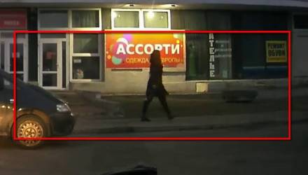 Девушка с автоматом озадачила белорусского водителя – видео