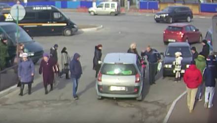 Будни. В Мозыре женщина за рулём "боднула" вальяжного мужика, а тот разбил ей стекло (видео)