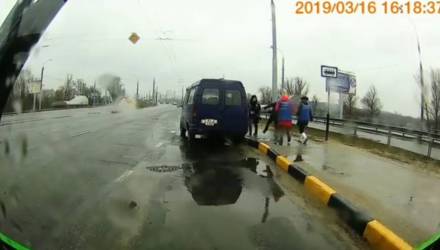 Курьёзное видео: в Гомеле поймали "зайца" и уже вели оформлять, но он включил форсаж, сверкнул пятками и был таков