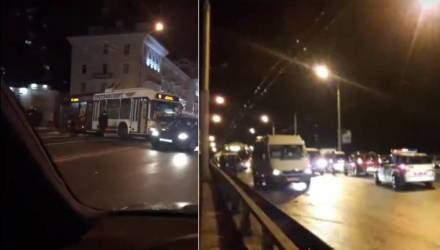 Не дороги, а каток. В Гомеле троллейбус вынесло на тротуар, а на Полесском мосту произошло массовое ДТП