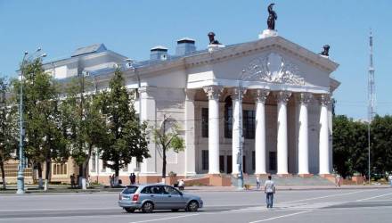 В Гомеле на площади Ленина запретят стоянку авто. Пока по ночам