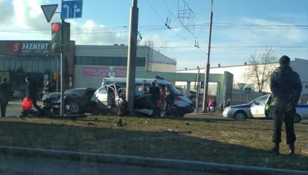 В Гомеле возле ТЦ "Мандарин Плаза" чёрный "бумер" отправил малолитражку Peugeot в столб