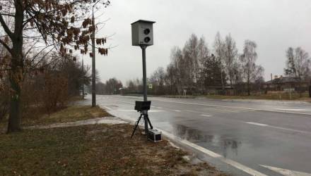 Молодого водителя приговорили к крупному штрафу за уничтожение камеры фотофиксации на гомельской трассе