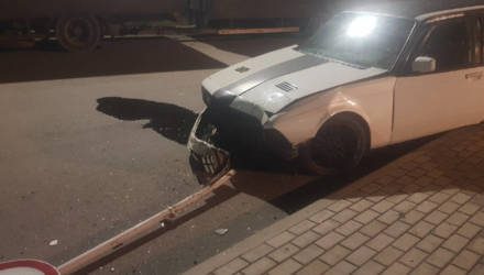 В Гомеле на заправке BMW снёс знак, взбрыкнул на бордюре и расплакался маслом по асфальту