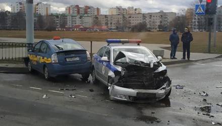 В Сети появилось видео столкновения белорусского такси и автомобиля ГАИ в областном центре