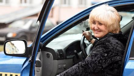 70-летняя гомельчанка водит такси, шьёт парики и выращивает орхидеи