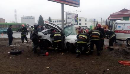 Появилось видео смертельной аварии в Светлогорске, где легковушку накрутило на столб